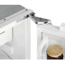 Detailní pohled na chladničku s dveřním pantem