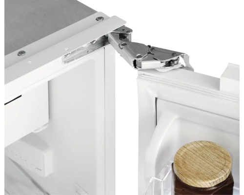 Detailní pohled na chladničku s dveřním pantem