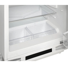 Vnitřní pohled na chladničku se skleněnou policí a dvěma průhlednými nádobami