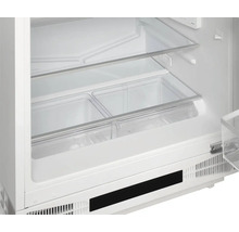 Vnitřní pohled na chladničku se skleněnými policemi a průhlednými nádobami