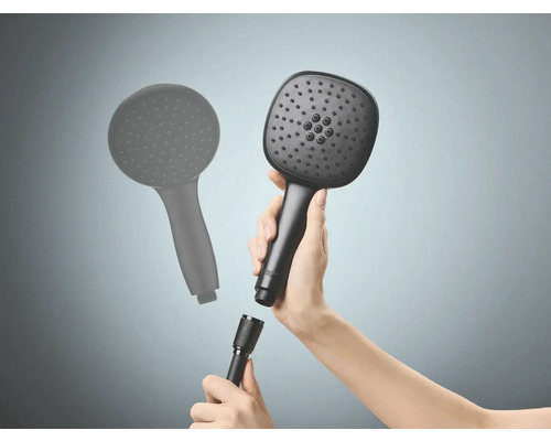 Ruční sprcha s hadicí a různými druhy proudu držená v ruce