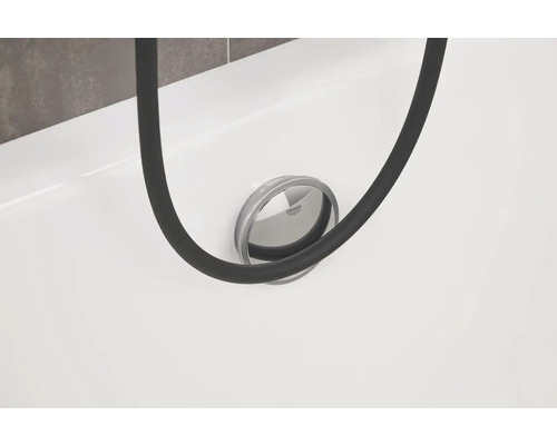 Detail vany s odtokovou soupravou Grohe a sprchovou hadicí