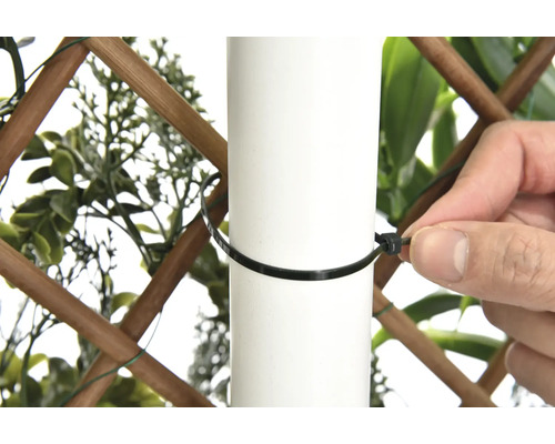 Upevnění zástěny na ochranu soukromí ke sloupku pomocí stahovacích pásek