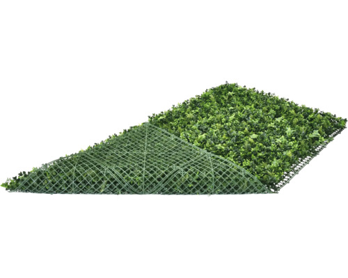 Umělá tráva s listy a mřížkovou strukturou na zadní straně.