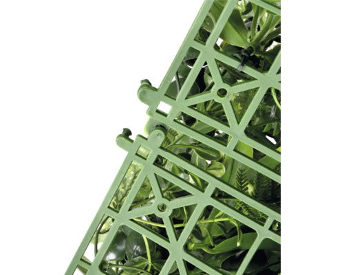 Detailní pohled na zelenou umělou rohož z živého plotu s listy a upevňovací strukturou