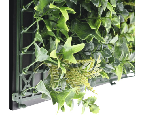 Umělá rostlinná stěna s různými zelenými listy