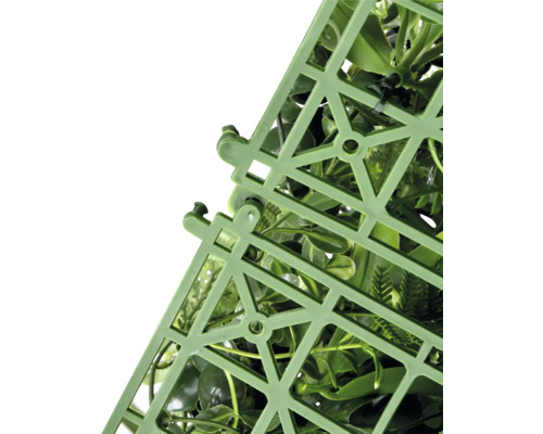 Detailní pohled na zelenou umělou stěnu rostlin s plastovou mřížkou