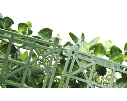 Rohož z umělých rostlin se zelenými listy a plastovou mřížkou