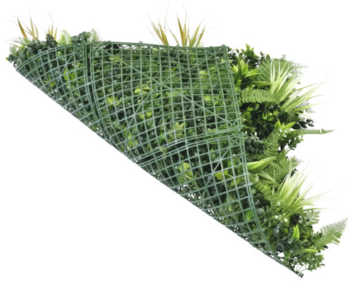 Zelená rostlinná stěna s různými druhy rostlin a plastovou mřížkou