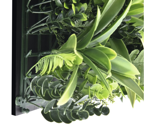 Detailní záběr umělé rostlinné stěny s různými odstíny zelené