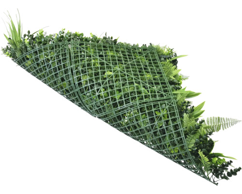 Umělá rostlinná stěna s různými zelenými listy a plastovou mřížkou