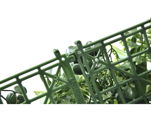 Detail umělé rostlinné stěny s plastovou mřížkou