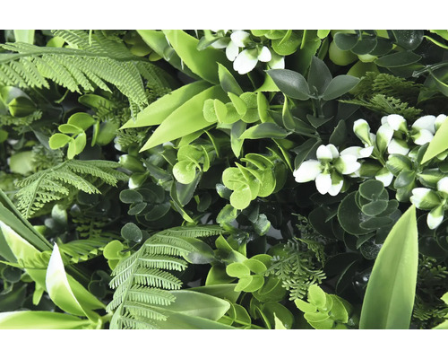 Umělá rostlinná stěna s kapradinami, eukalyptem a květy pro realistický vzhled