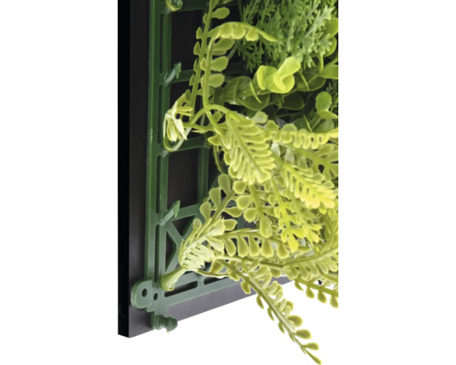 Umělá rostlinná stěna s různými druhy listů na plastové mřížce