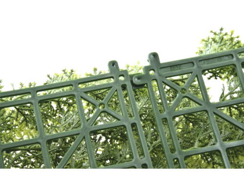 Detailní záběr umělého živého plotu s zacvakávacím systémem.