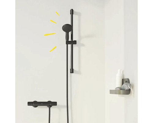 Sprchový systém s ruční sprchou a policí na zdi