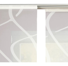 Posuvný závěs se vzorem před oknem