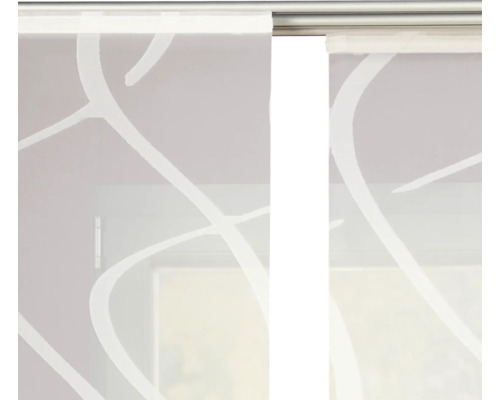 Posuvný závěs se vzorem před oknem