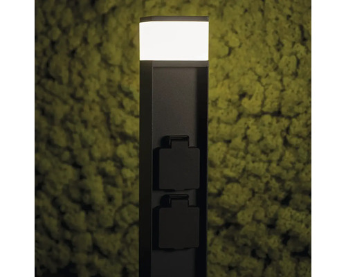 Zahradní lampa s venkovními zásuvkami.