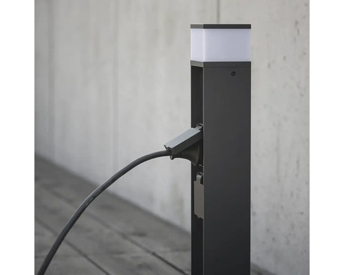 Nabíjecí stanice se světelným prvkem a zapojeným nabíjecím kabelem pro elektrická vozidla