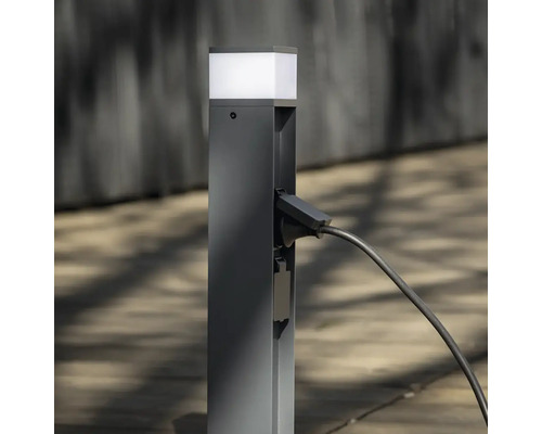 Nabíjecí stanice pro elektromobily s připojeným nabíjecím kabelem