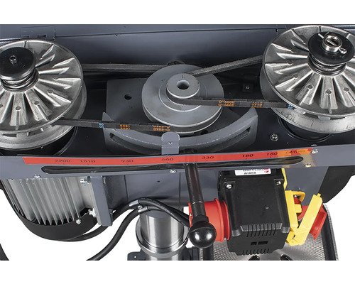 Detail stolní vrtačky s řemenovým pohonem