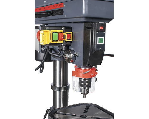 Detail stojanové vrtačky s ovládacími prvky a sklíčidlem