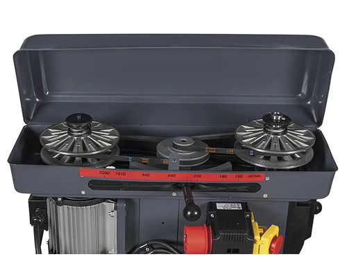 Detailní pohled na stolní vrtačku s řemenovým pohonem