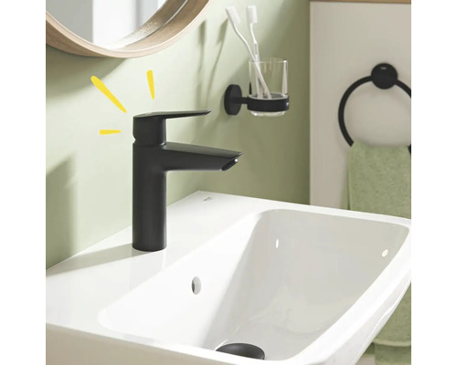 Umyvadlo s černou armaturou v koupelně