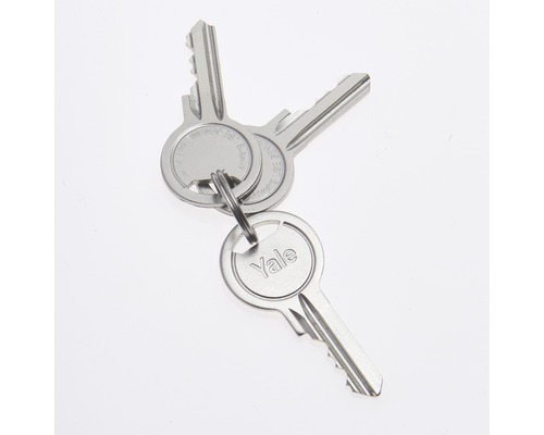 Tři klíče značky Yale na kroužku na klíče