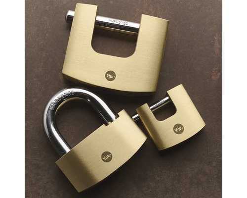 Tři visací zámky Yale různých velikostí