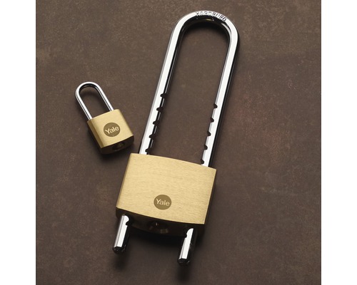Dva visací zámky Yale různých velikostí