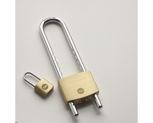 Dva visací zámky Yale různých velikostí