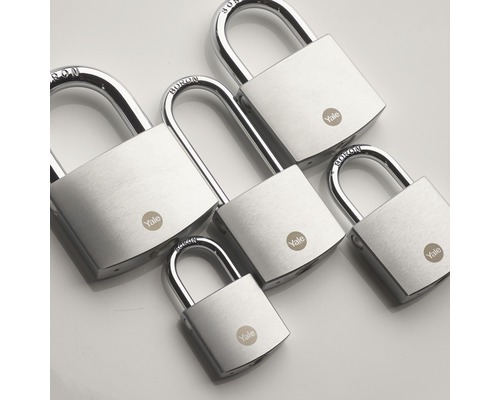 Několik visacích zámků Yale z bórové oceli