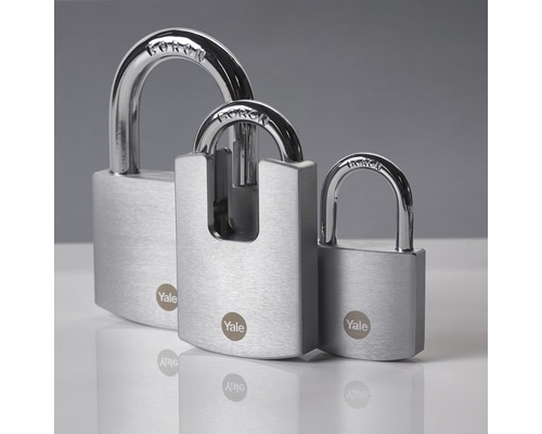 Tři ocelové visací zámky s logem Yale