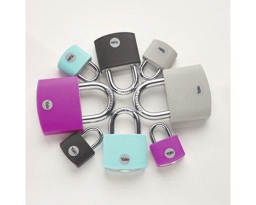 Visací zámky Yale v různých barvách uspořádané do kruhu.