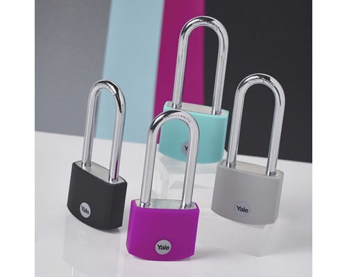 Několik visacích zámků Yale různých barev