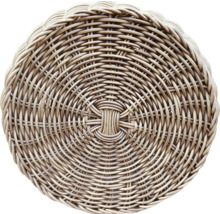 Kulatý koš z pleteného materiálu