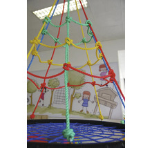 Lezecí pyramida s barevnými lany