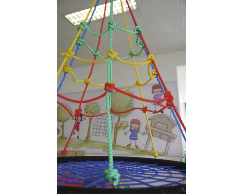 Lezecí pyramida s barevnými lany