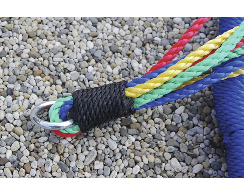 Detailní záběr barevných lan s kovovým kroužkem pro houpací síť