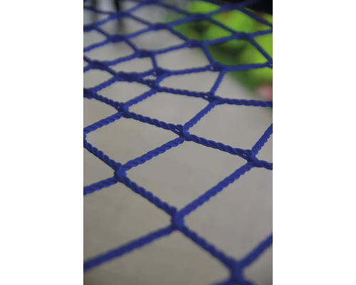 Detailní záběr modré záchytné sítě.