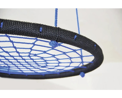 Detailní pohled na hnízdovou houpačku s černým rámem a modrou sítí