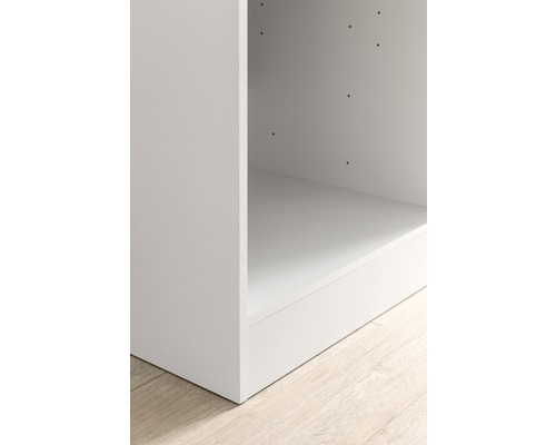 Detailní pohled na bílou polici na světlé dřevěné podlaze