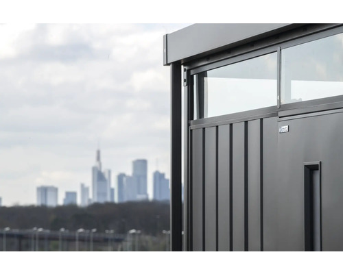 Detailní pohled na zahradní domek Konsta s posuvným oknem