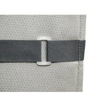 Detailní záběr rolety s páskem a upevňovací sponou