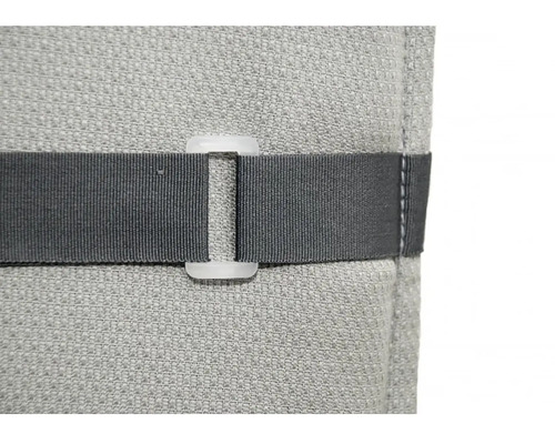 Detailní záběr rolety s páskem a upevňovací sponou