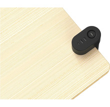 Dřevěná deska stolu s černou USB nabíjecí stanicí