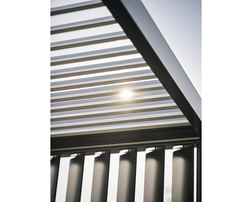 Detailní pohled na terasové zastřešení s lamelami pro ochranu proti slunci.