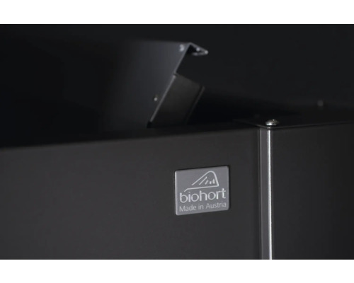 Logo Biohort na kovovém zahradním domku, vyrobeno v Rakousku